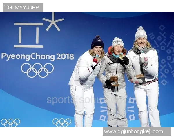 女子与足球明星亲密合影展现青春活力与运动魅力的精彩瞬间